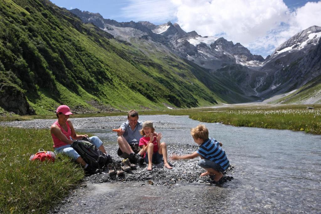 Familienhotel Alpina Бріґельс Екстер'єр фото