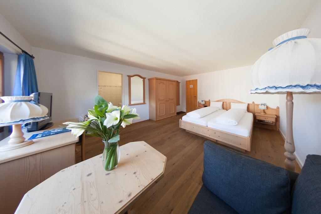 Familienhotel Alpina Бріґельс Екстер'єр фото